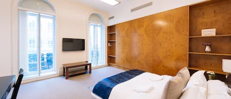 Chambre Double Confort, 1 lit double, balcon (Shared Bathroom)
