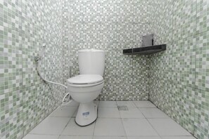 Shower, free toiletries, towels
