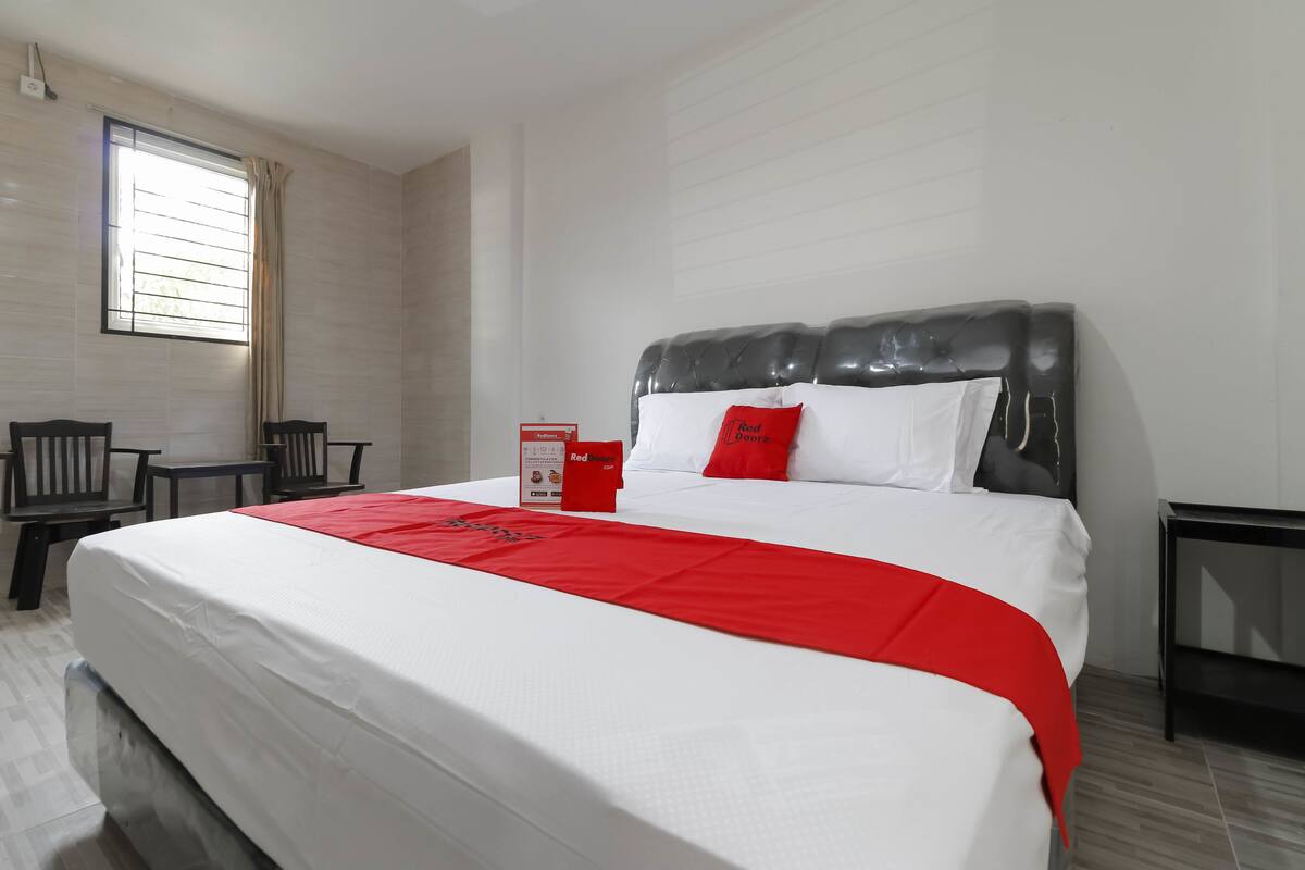 Desk, free WiFi, bed sheets