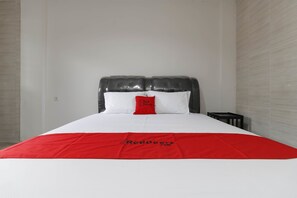 Desk, free WiFi, bed sheets - RedDoorz Plus near RS Royal Prima (Medan)