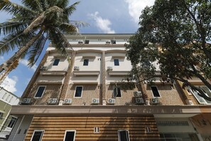 Front of property - RedDoorz Plus near RS Royal Prima (Medan)