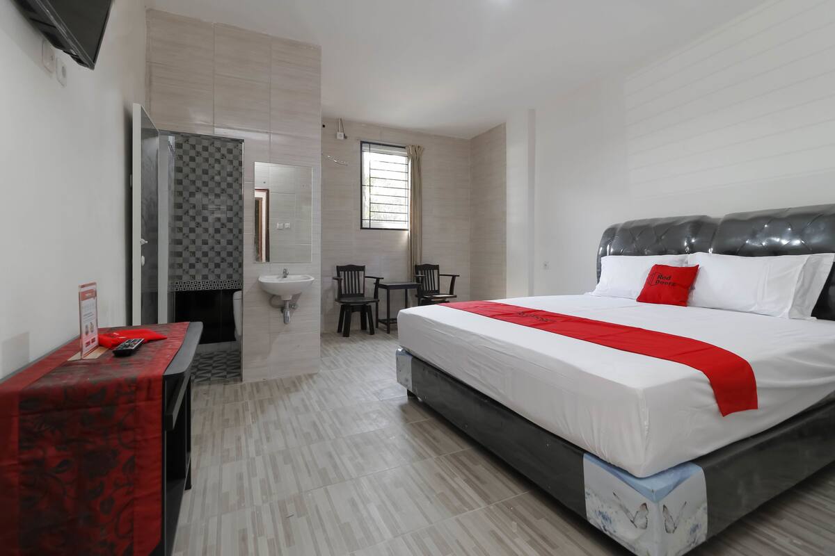 Desk, free WiFi, bed sheets