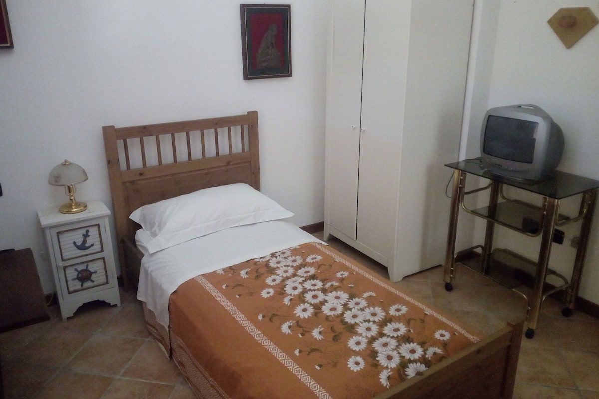 Single Room | Desk, free WiFi, bed sheets