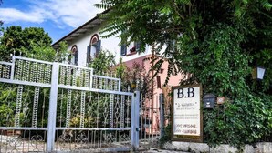 A gated entrance with a sign reading "BB" and a mailbox.
