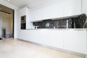 Frigorífico, microondas, horno y placa de cocina