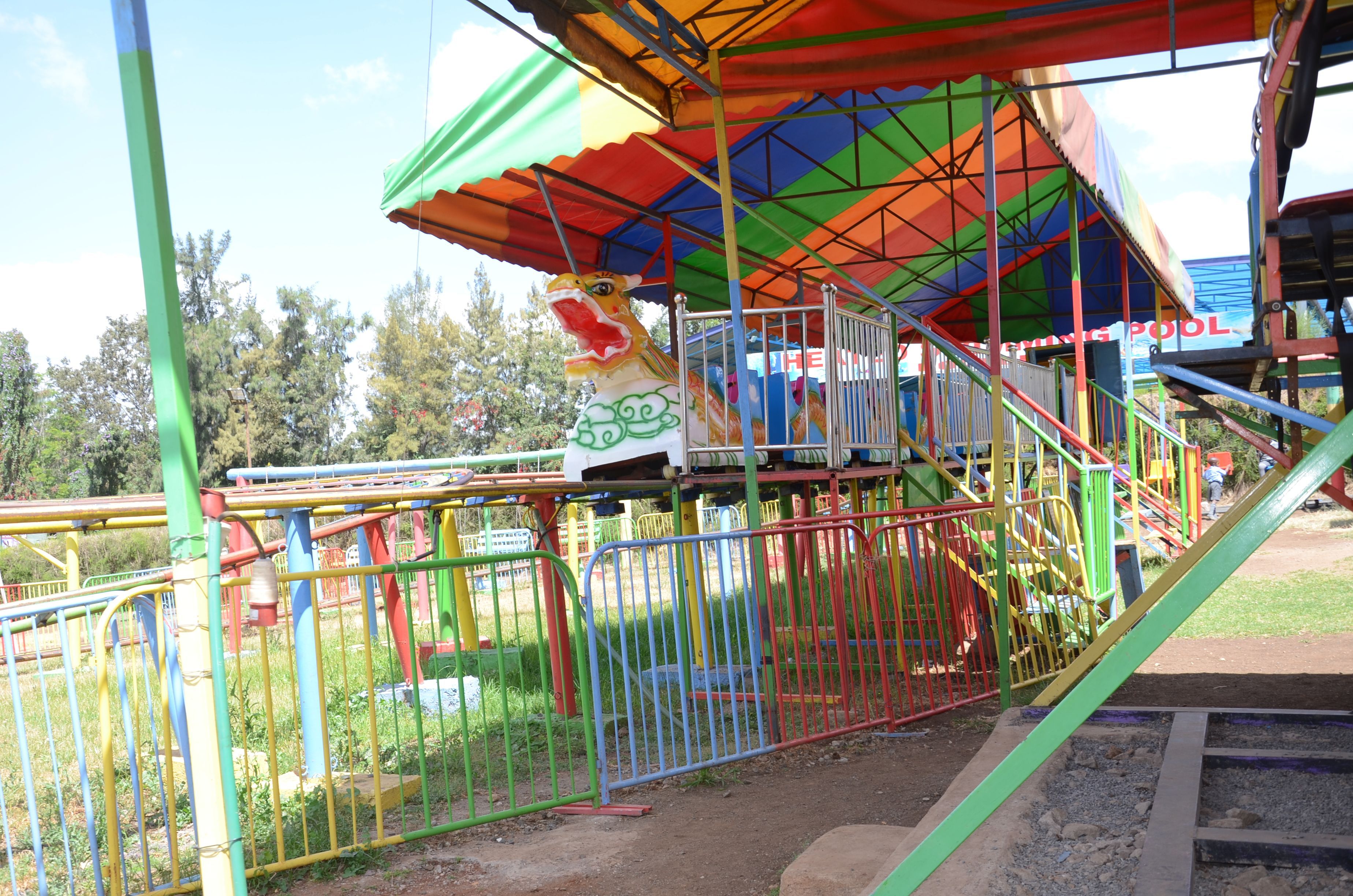 Una estructura de juegos colorida con un tobogán y una zona de escalada.