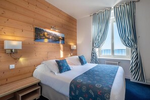 Roupas de cama antialérgicas, escrivaninha, cortinas blackout