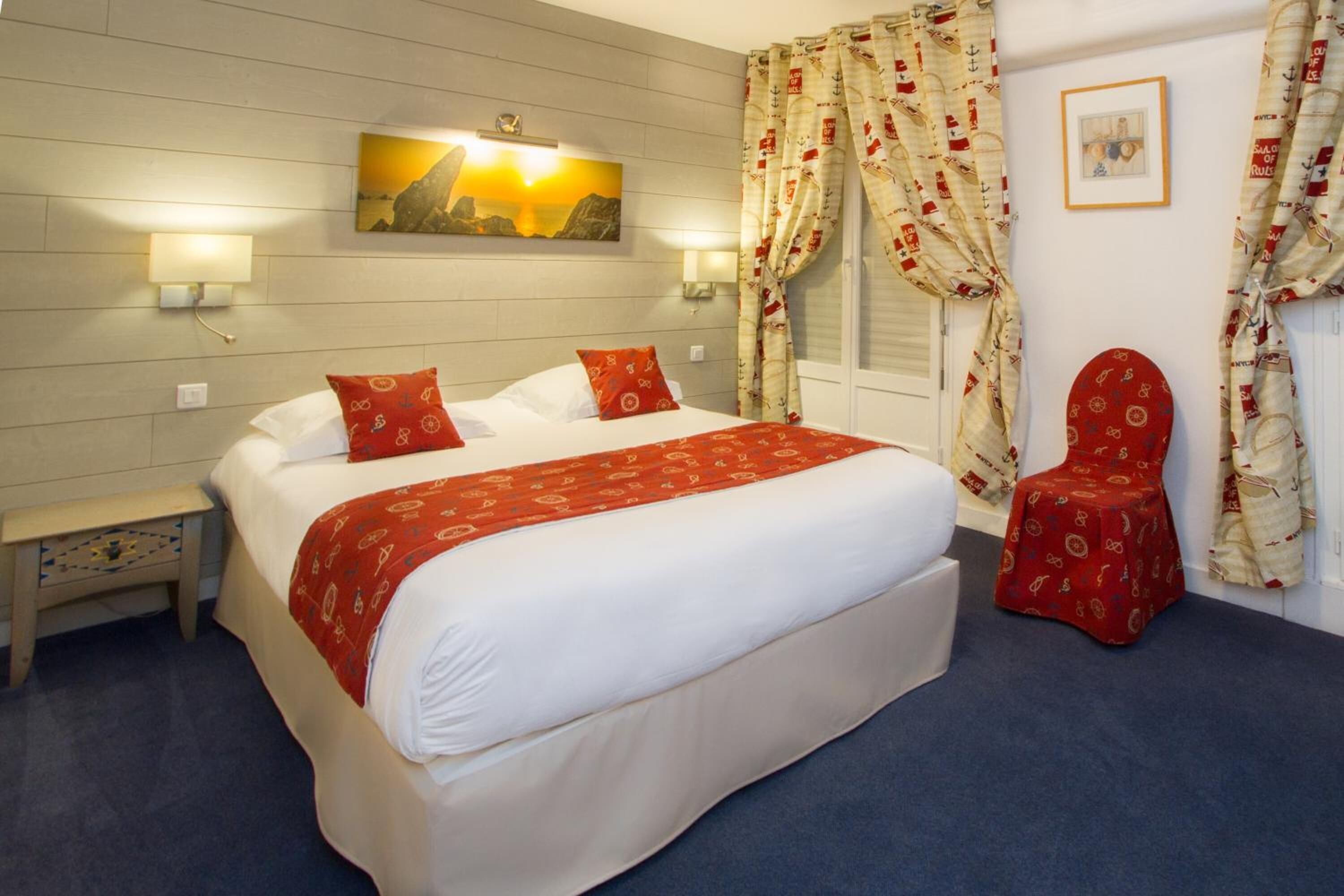 Une chambre d’hôtel bien rangée, avec un grand lit, deux tables de chevet, un petit tabouret et un tableau accroché au mur.