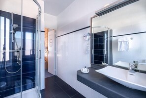Free toiletries, hair dryer, towels - Logis Hôtel de la Plage (Audierne)
