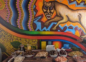 Se sirven desayunos, almuerzos y cenas; con vista al jardín