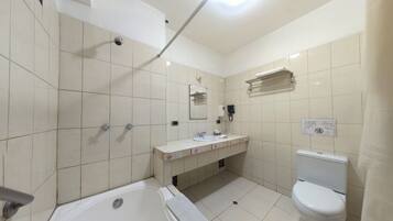 Quarto triplo | Banheiro | Chuveiro, produtos de toalete grátis, secador de cabelo