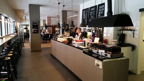 Petit déjeuner continental (99 SEK par personne)