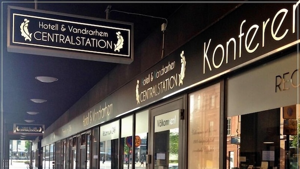 A hotel facade with signage for 'Hotel & Vandrarhem CENTRAL STATION' and 'Konferens'. - Vandrarhem Uppsala Centralstation - Hostel (Uppsala)