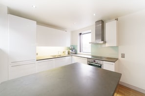 Apartamento, 2 quartos | Cozinha privada | Geladeira, micro-ondas, cooktop, lava-louças