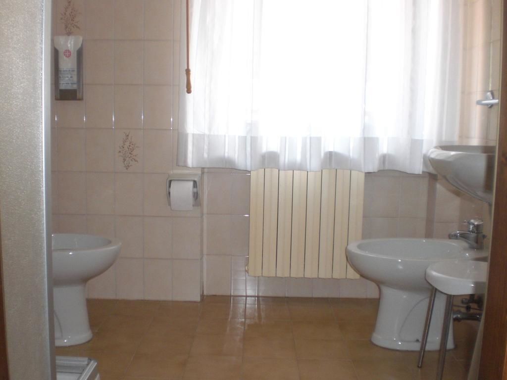 Dusche, kostenlose Toilettenartikel, Haartrockner, Bidet
