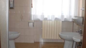 Dusche, kostenlose Toilettenartikel, Haartrockner, Bidet