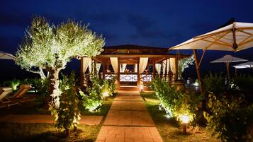 Bar en bord de piscine