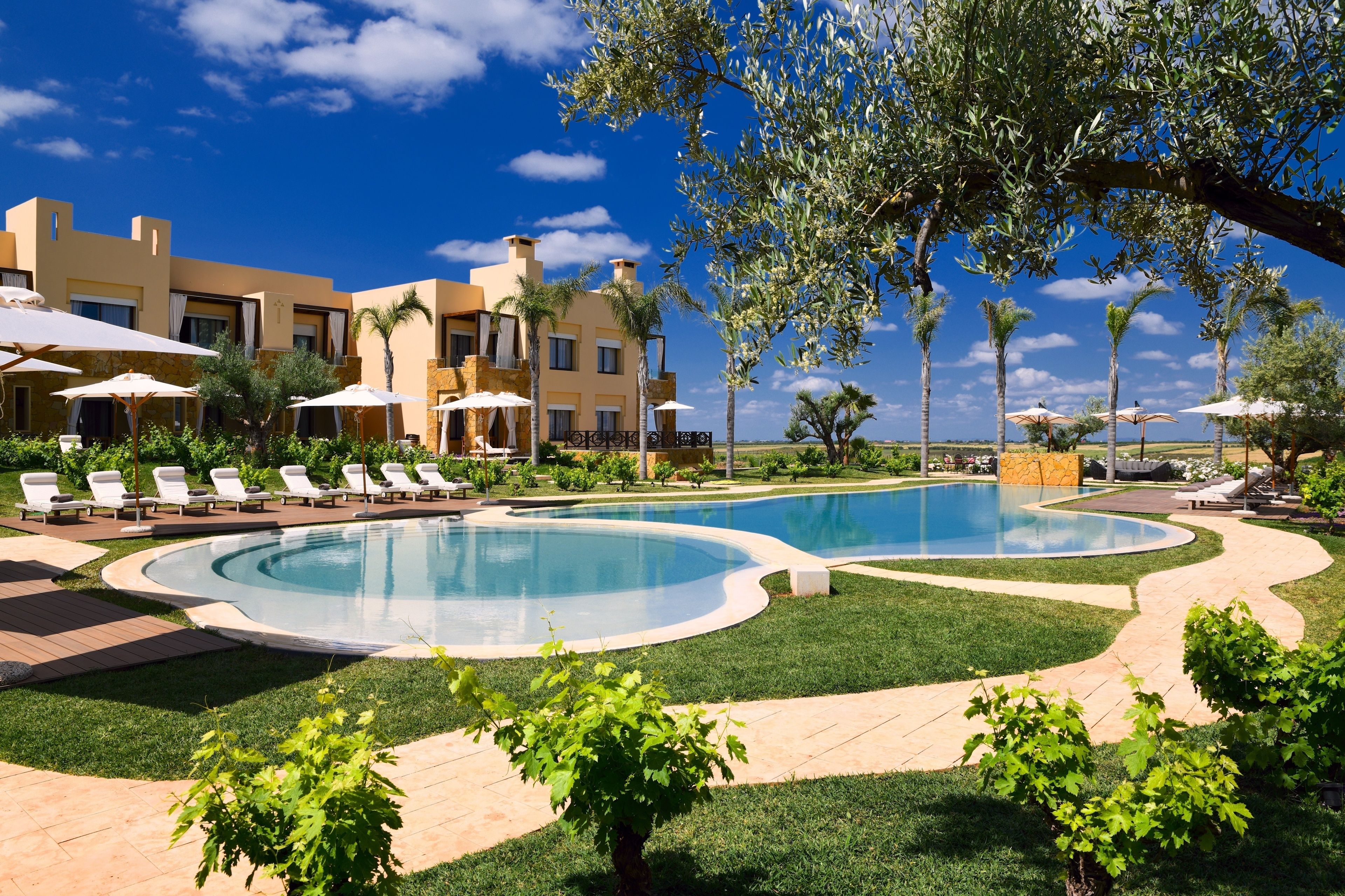 Una piscina al aire libre