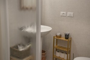 Chambre Simple | Salle de bain | Douche, articles de toilette gratuits, sèche-cheveux, bidet