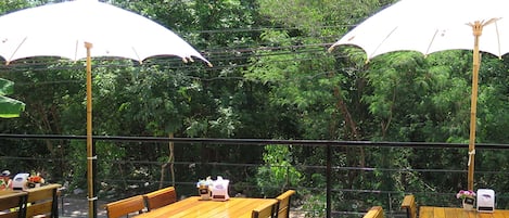 Breakfast, lunch, dinner served; Thai cuisine