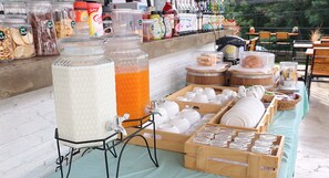 Desayuno buffet (THB 150 por persona) 