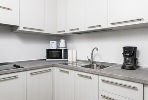 Refrigerador, microondas, placa de cocina, cafetera/tetera