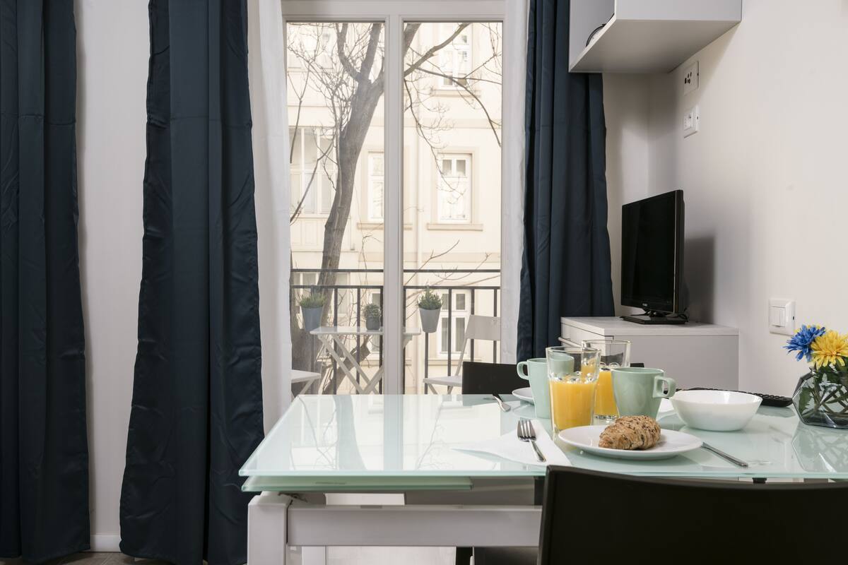 Estudio exclusivo, 2 camas individuales, balcón (B) | Tabla de planchar con plancha, wifi gratis, ropa de cama