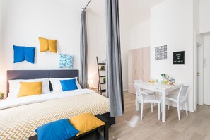 Tabla de planchar con plancha, wifi gratis y ropa de cama