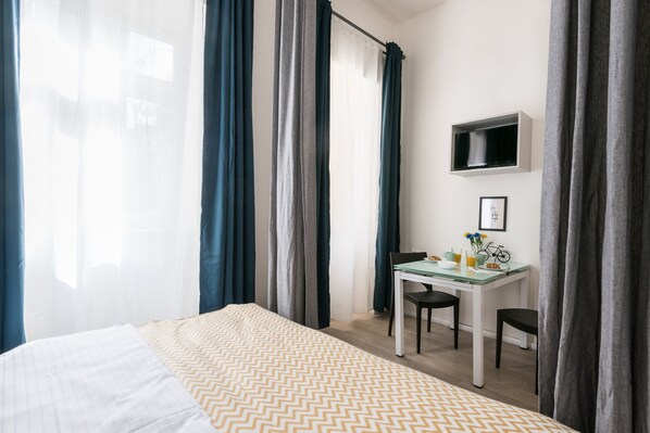 Economy Studio, 2 Twin Beds, Kitchen (04) | Iron/ironing board, free WiFi, bed sheets