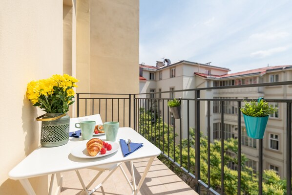 Tabla de planchar con plancha, wifi gratis y ropa de cama