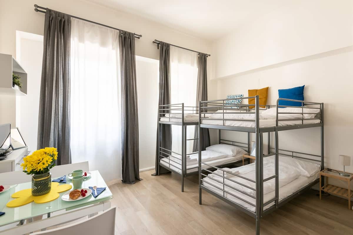 Estudio económico, varias camas, baño privado (A) | Tabla de planchar con plancha, wifi gratis, ropa de cama