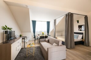 Tabla de planchar con plancha, wifi gratis y ropa de cama