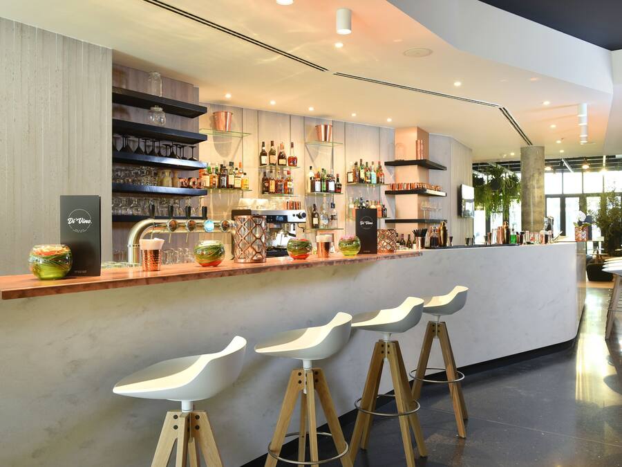 Bar (trong khuôn viên)