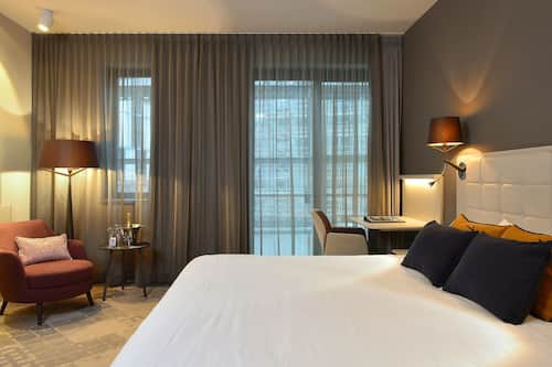 Premium bedding, in-room safe, desk, laptop workspace