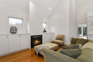 Casa, 3 habitaciones | Área de sala de estar | Televisión, chimenea y reproductor de DVD 