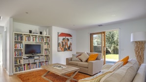 TV, DVD player - The White Beach House (Blairgowrie)