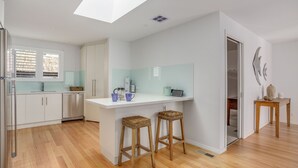 Coffee/tea maker, full-sized fridge, microwave, oven - The White Beach House (Blairgowrie)