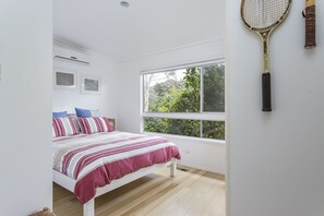 3 habitaciones, tabla de planchar con plancha y cunas 
