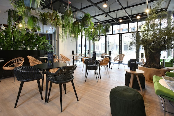 Bar (trong khuôn viên)