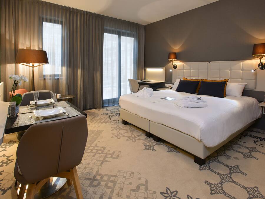 Superior Double Room, 1 King Bed | Premium bedding, minibar, in-room safe, desk