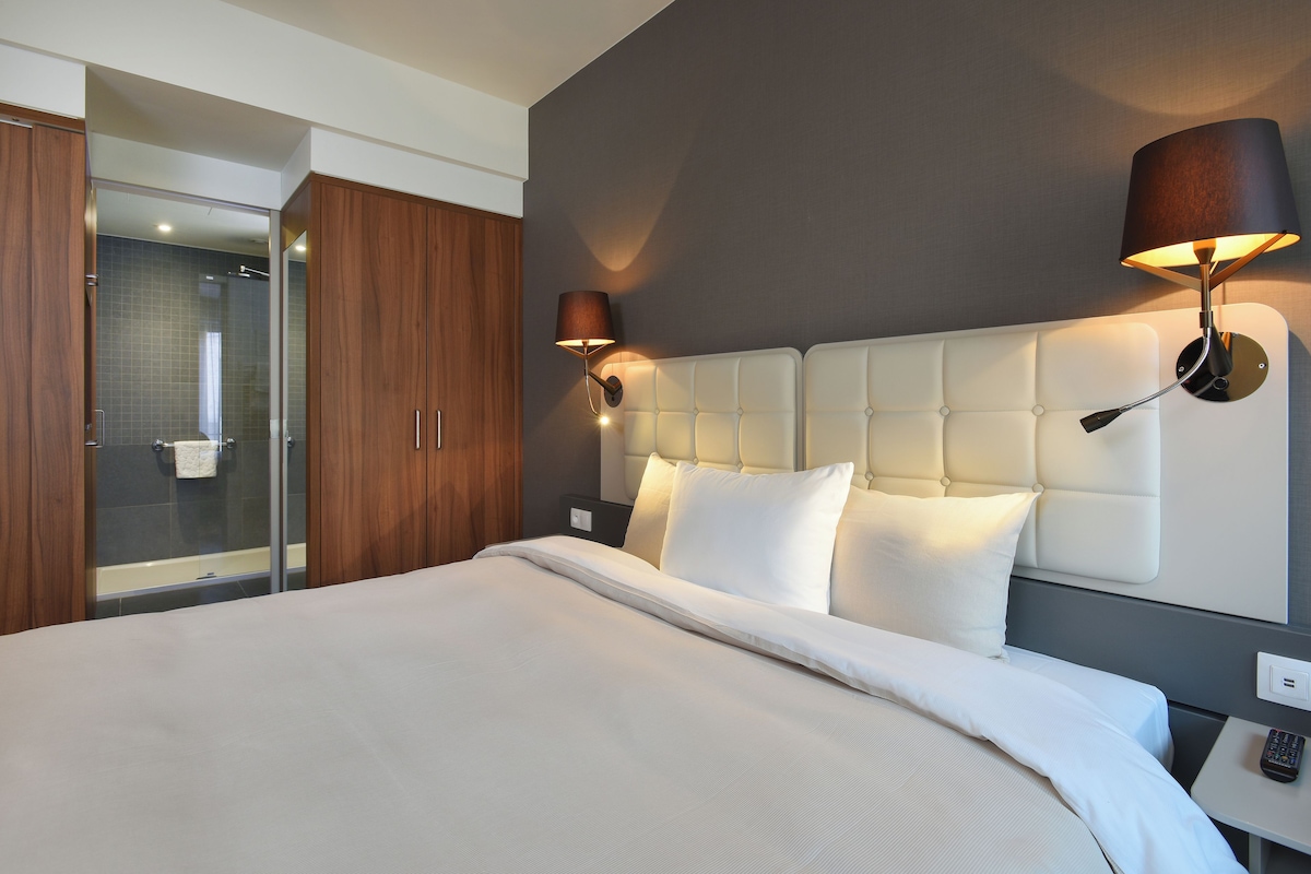 Bộ đồ giường cao cấp, minibar, két bảo mật tại phòng, bàn 
