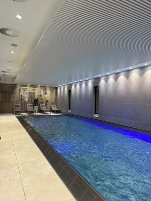 Innendørsbasseng og solsenger