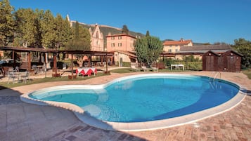 Piscina all'aperto, ombrelloni da piscina, lettini