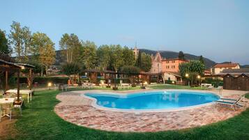 Piscina all'aperto, ombrelloni da piscina, lettini