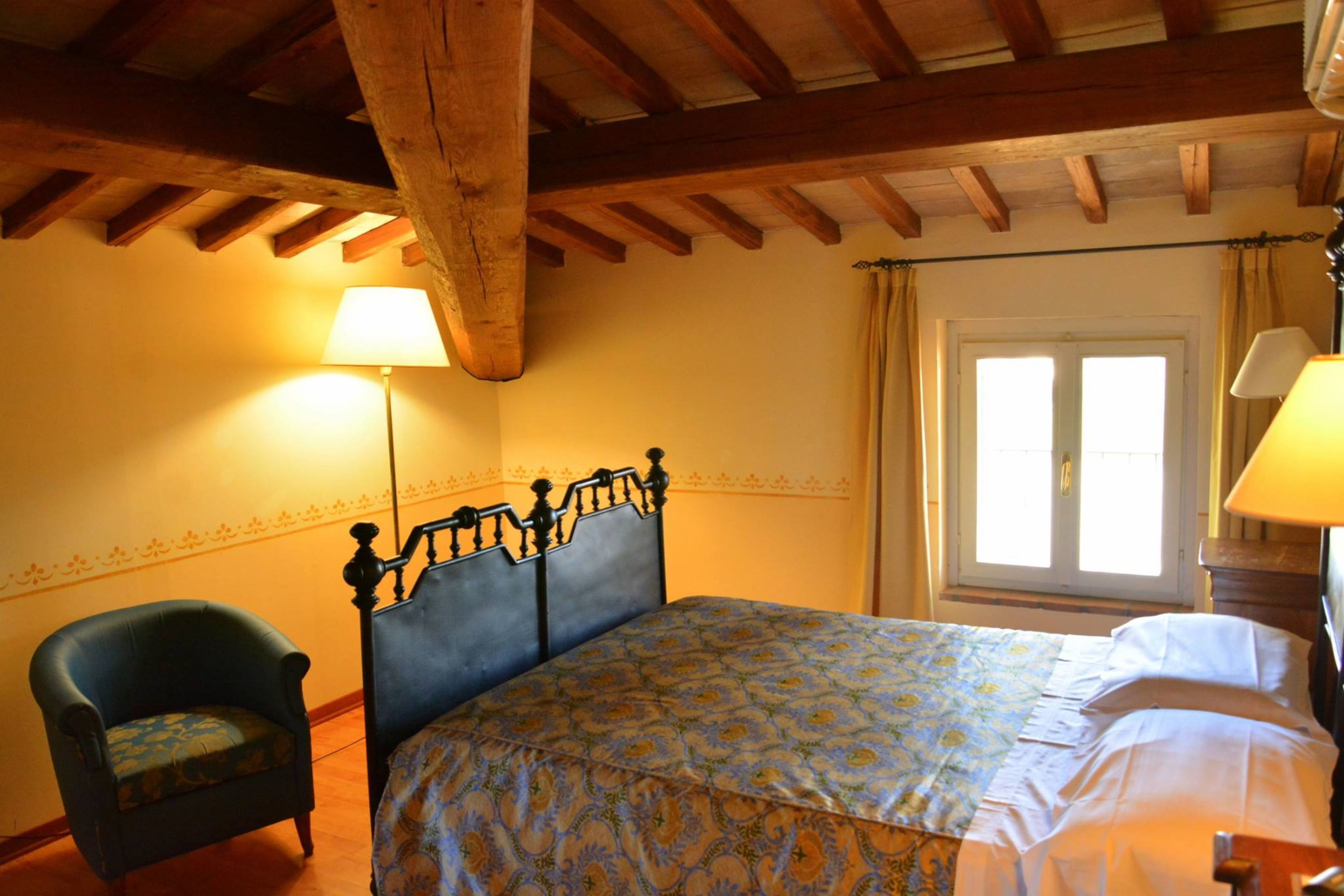 Premium bedding, soundproofing, cribs/infant beds, free WiFi