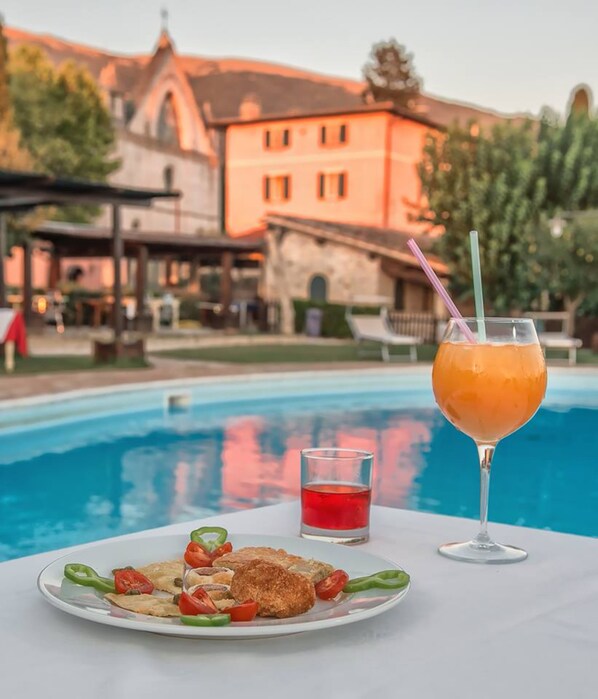 Outdoor pool, pool umbrellas, pool loungers - La Padronale del Rivo (Assisi)