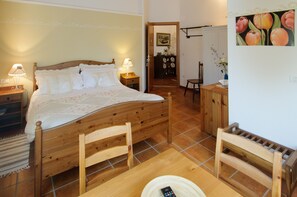 Doppelzimmer | Schreibtisch, kostenlose Babybetten, Zustellbetten, kostenloses WLAN