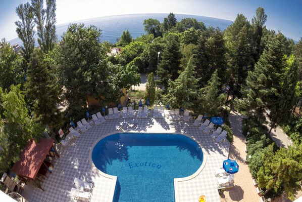 Una piscina al aire libre