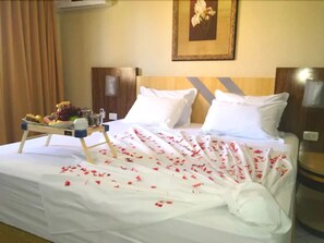 Minibar, desk, blackout drapes, soundproofing - King Konfort Hotel (Maringá)