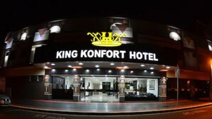 The exterior of King Konfort Hotel with illuminated signage and a modern facade. - King Konfort Hotel (Maringá)